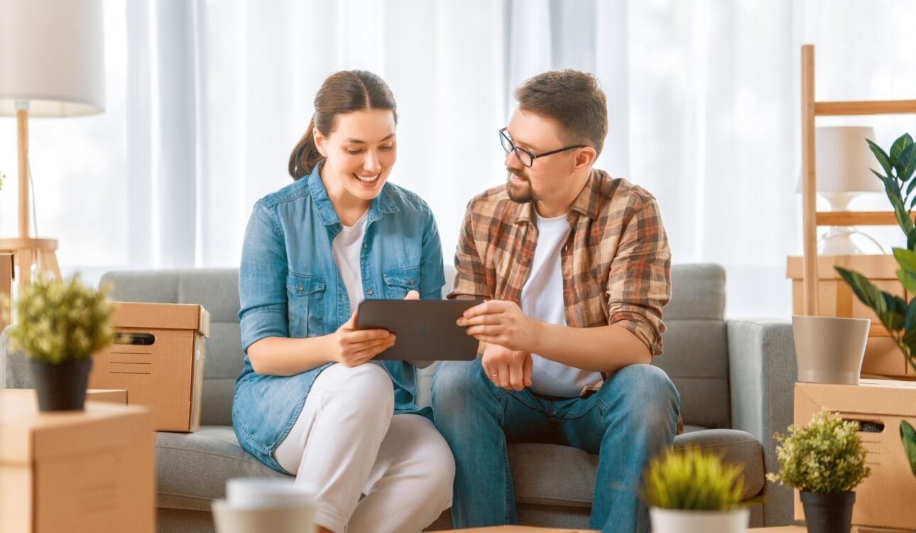 couple are moving to new apartment.